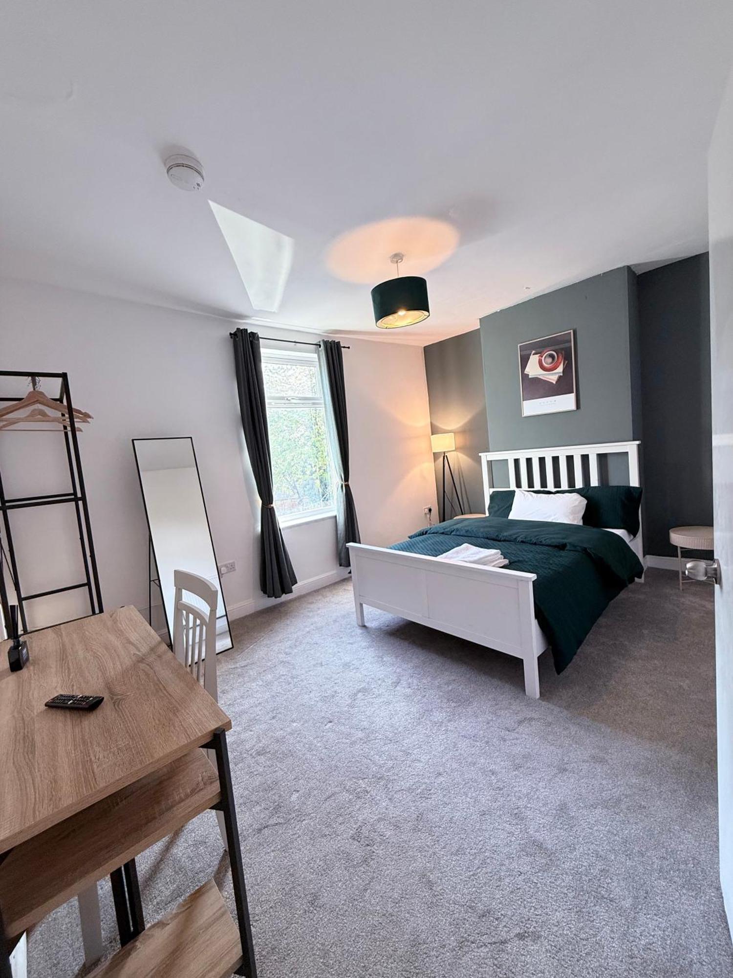 Chic 2 Bedroom Apartment *